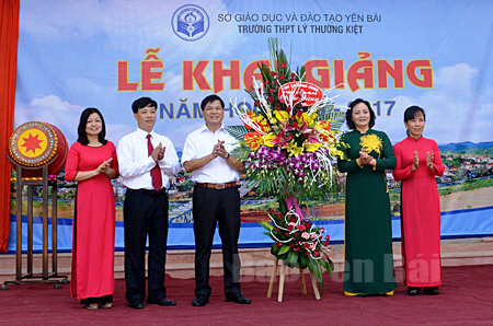 Chủ tịch UBND tỉnh Phạm Thị Thanh Trà tặng hoa chúc mừng thầy và trò Trường THPT Lý Thường Kiệt nhân dịp khai giảng năm học mới 2016 - 2017.